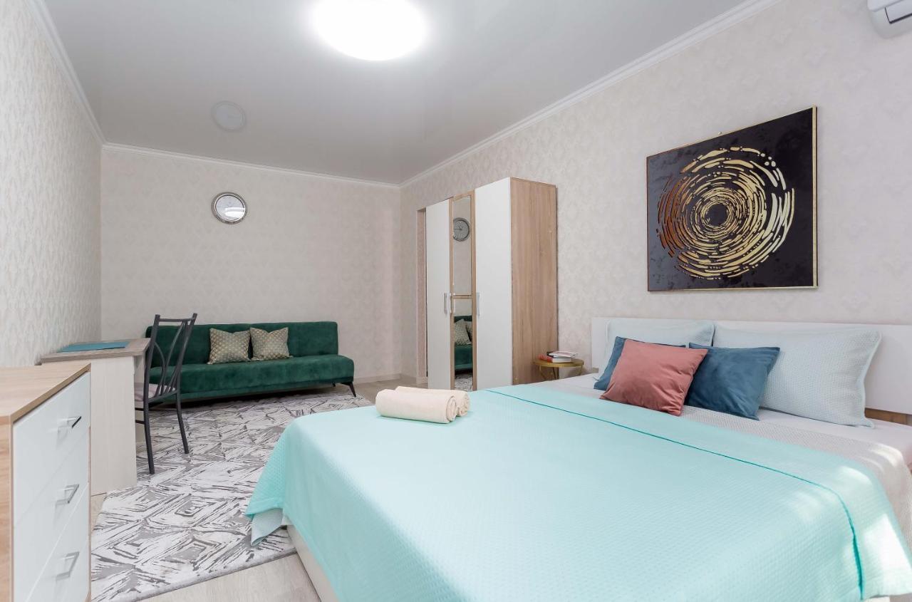 Стильная Квартира В Золотом Квадрате Almaty Bagian luar foto